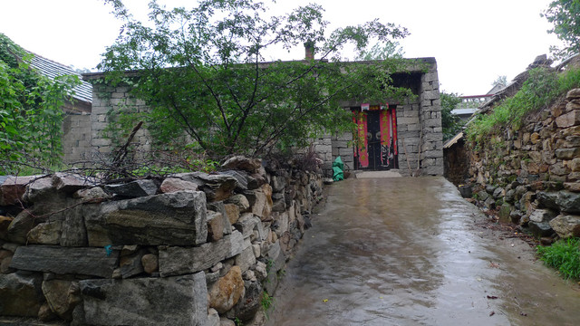 石墙石房石板路