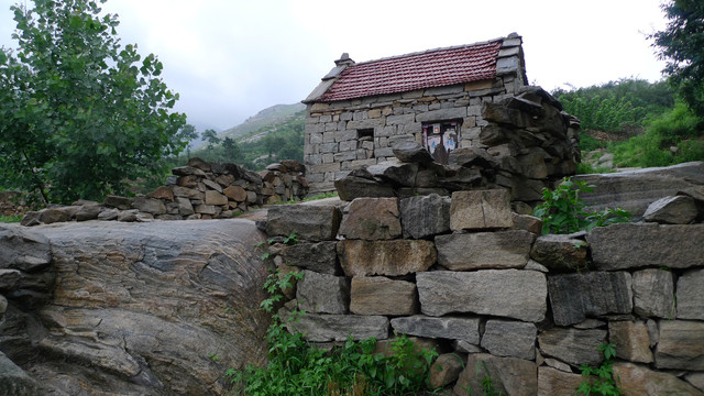 雨中山村