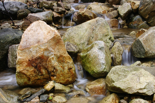 山间溪流