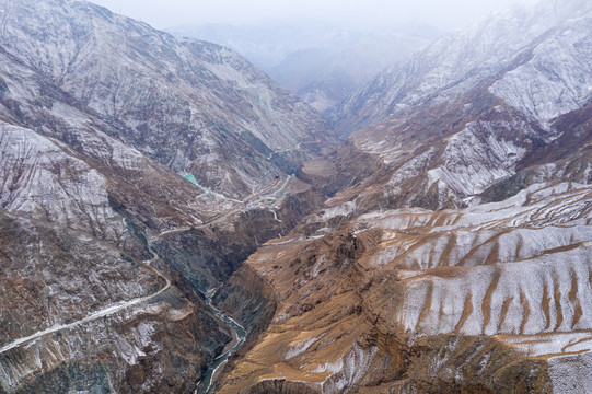 群山河谷雪景