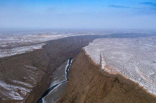 大漠戈壁河谷雪景
