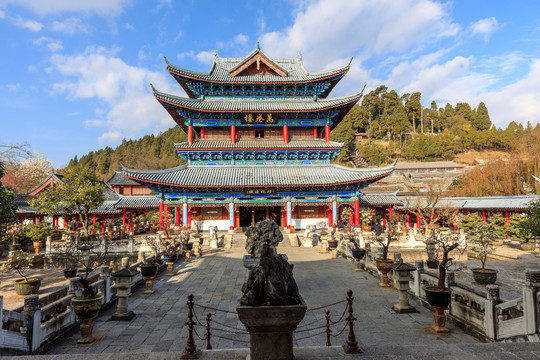 丽江土司衙门木府万卷楼蓝天白云