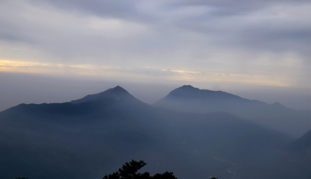 山峰云雾