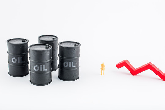 白背景上的油桶原油油价创意配图