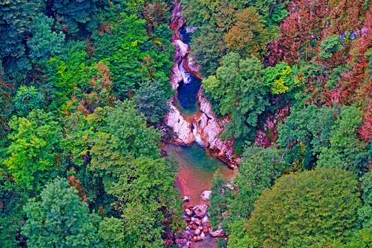 山涧溪流