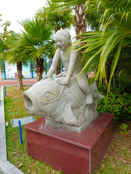 小孩骑鲤鱼雕塑