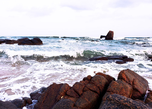 岩石海滩上翻滚的海浪