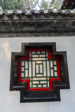 北京颐和园装饰精美的中式窗户