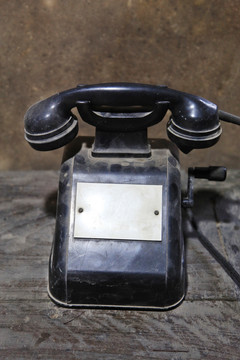 老式手摇电话机