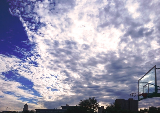 篮球场壮美的蓝天白云