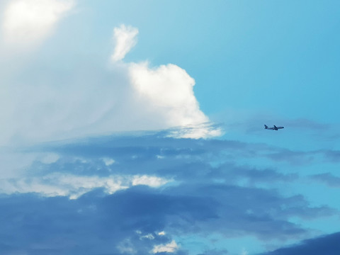 白云中穿梭的飞机