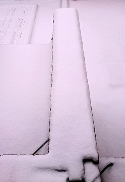 建馆矮墙雪景