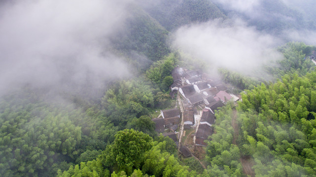 薄雾山村