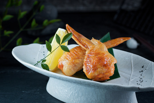 日本料理日式烤鸡翅