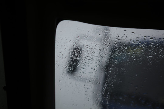 车窗外下着雨