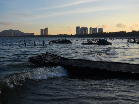 余晖海浪