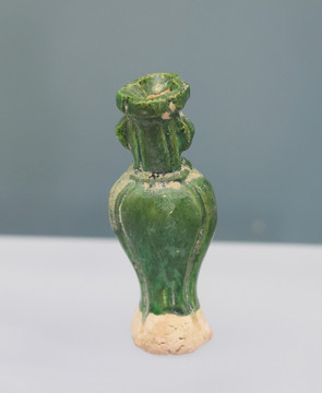 绿釉陶瓷瓶