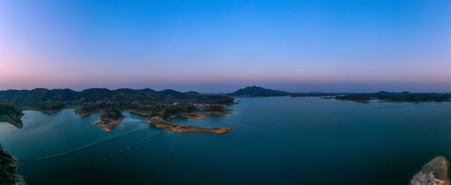 碧波万顷南湾湖