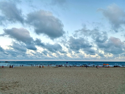 海边黄昏海浴场手机摄影图片