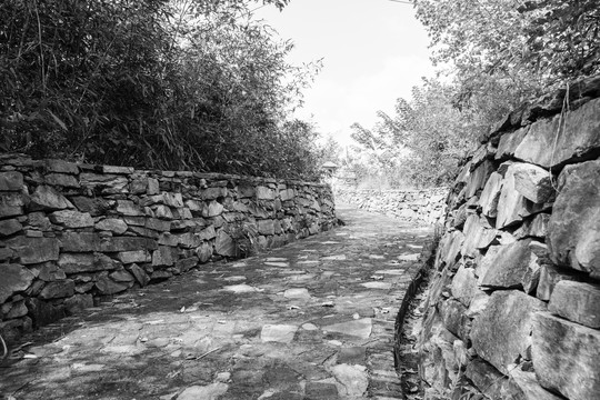 石板路和石头围墙