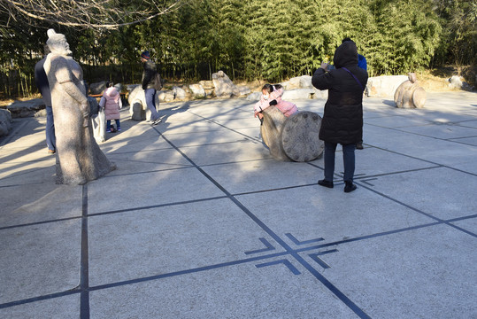 紫竹院公园跨海征东主题园林雕塑