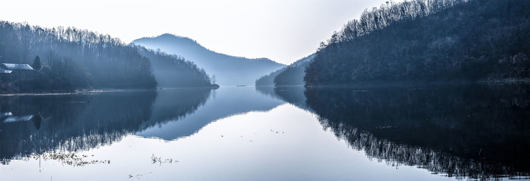 宽幅水墨山水图