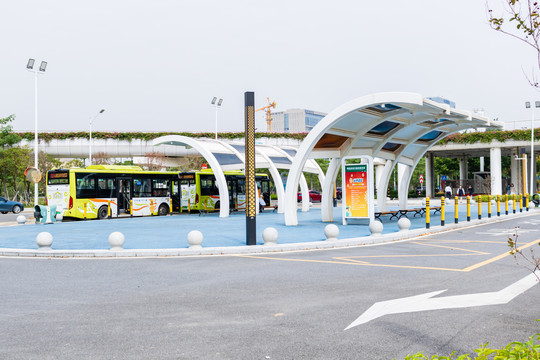 岛式公交车站