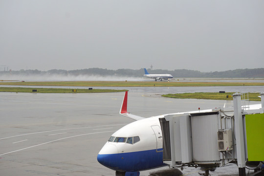机场雨天跑道起降飞机的雨雾