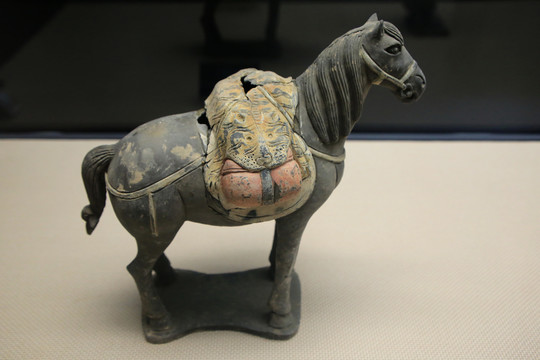 元代驮行李陶马