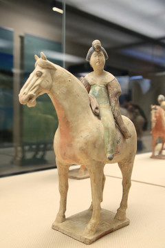 唐代三彩妇女骑马俑
