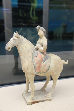 唐代妇女骑马三彩俑