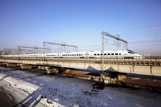 高铁列车正在过哈尔滨松花江大桥