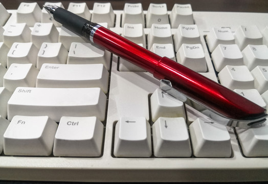 电脑键盘和钢笔