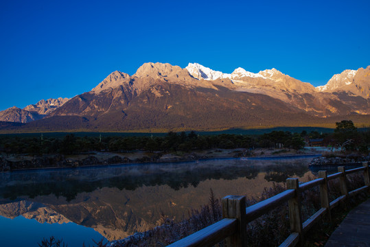 玉龙雪山山水风光