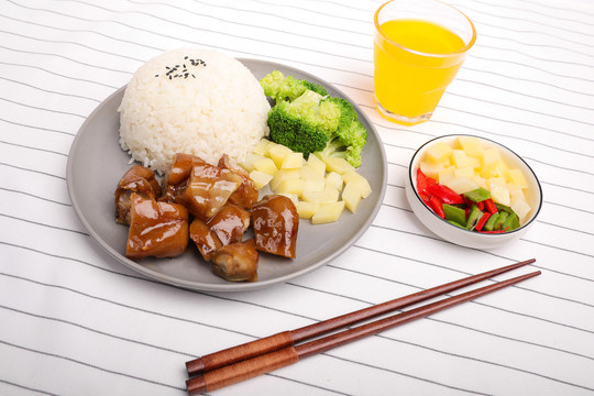 卤猪蹄饭