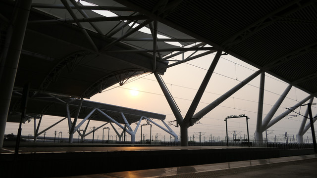 广州南站站台夕阳