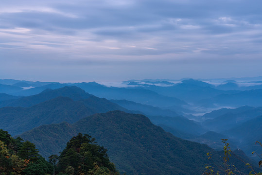 湖北十堰武当山清晨的云雾