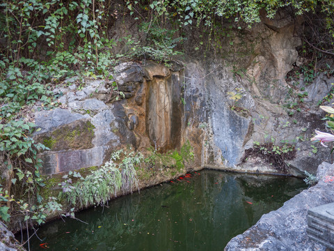 杭州吴山景区白鹿泉泼水观音