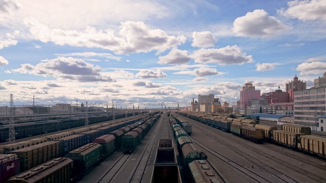 满洲里壮观的蓝天白云和铁轨