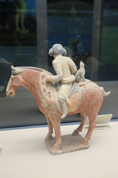 唐代妇女骑马坐猫俑