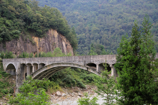 川陕边界石拱桥