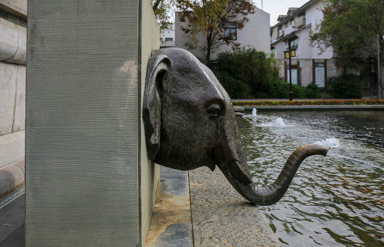 大象鼻子喷水喷泉