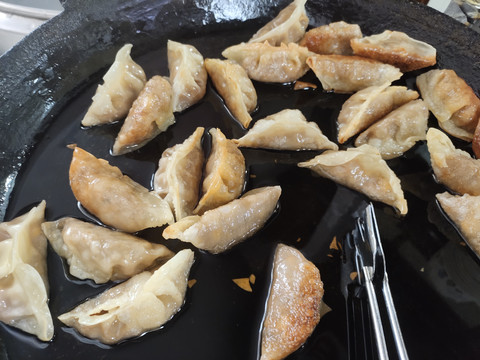 油锅煎饺子特写