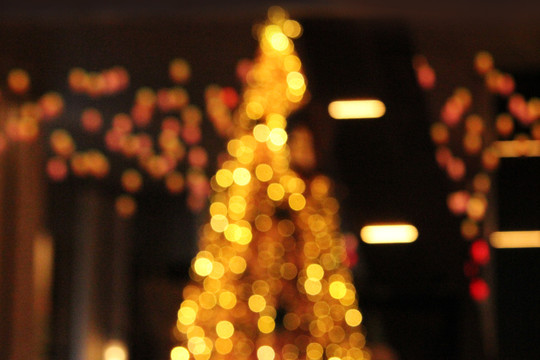 圣诞节圣诞树的霓虹灯光斑