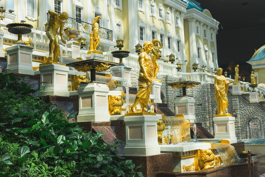 罗蒙环球城欧式人物金色雕塑