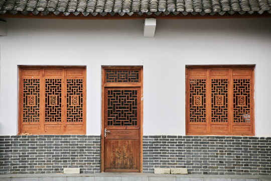 羌族现代木雕窗户门