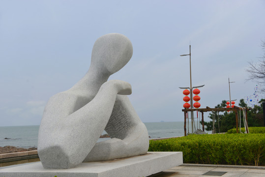 青岛雕塑园母亲怀抱石雕
