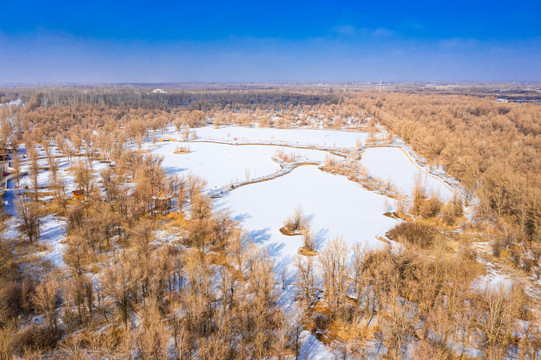 航拍金波湖雪景