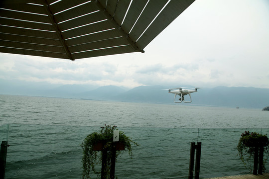 湖面上的无人机