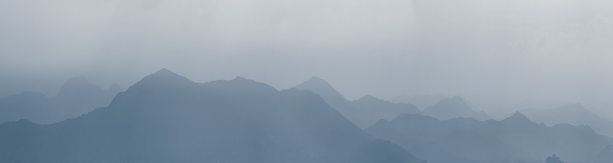 蓝色调的中国风水墨群山
